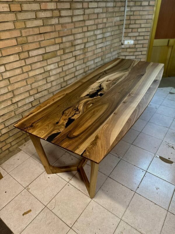 Стіл з масиву горіха