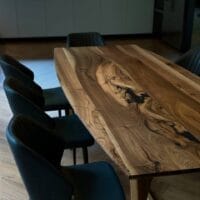 Стіл з масиву горіха