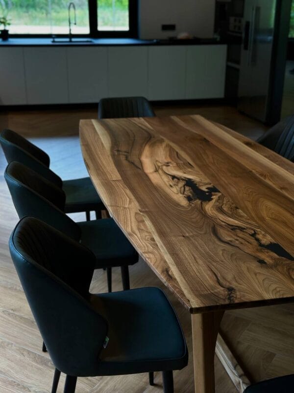 Стіл з масиву горіха