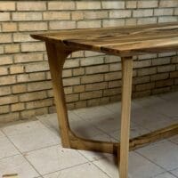 Стіл з масиву горіха