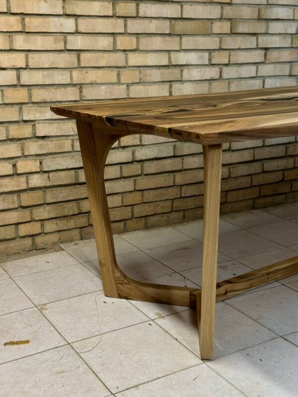 Стіл з масиву горіха