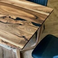 Стіл з масиву горіха