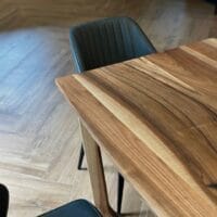 Стіл з масиву горіха