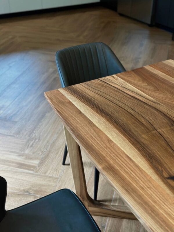 Стіл з масиву горіха