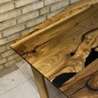 Стіл з масиву горіха