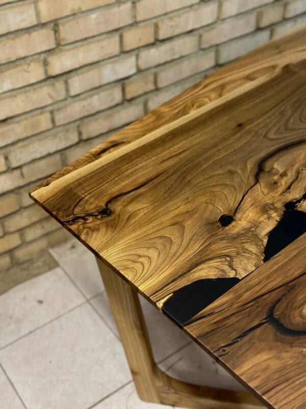 Стіл з масиву горіха