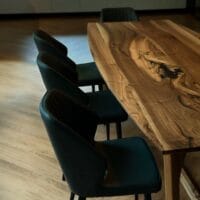 Стіл з масиву горіха