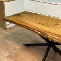 Стіл з цільного масиву дуба