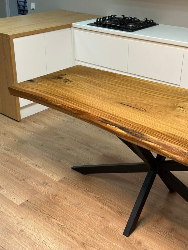 Стіл з цільного масиву дуба